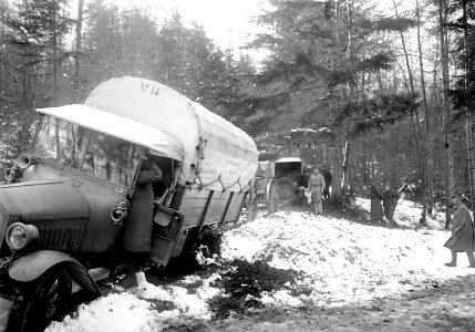 Eingesunkener Lastwagen als Zugmaschine - CH-BAR - 3241026