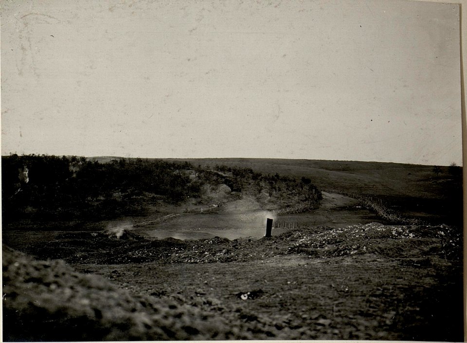 Eine Partie aus der Dauerstellung 6 km östl.Piane auf Kote 242. Stützpunkt und Talsperre mit Hindernissen, span.Rittern und Minenfeldern. Auf dem Horizont sind die feindlichen Stellungen sichtbar. 28. (BildID 15540594)