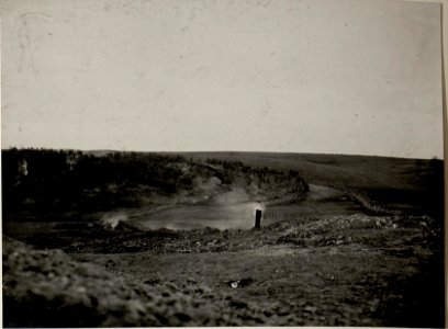 Eine Partie aus der Dauerstellung 6 km östl.Piane auf Kote 242. Stützpunkt und Talsperre mit Hindernissen, span.Rittern und Minenfeldern. Auf dem Horizont sind die feindlichen Stellungen sichtbar. 28. (BildID 15540594)