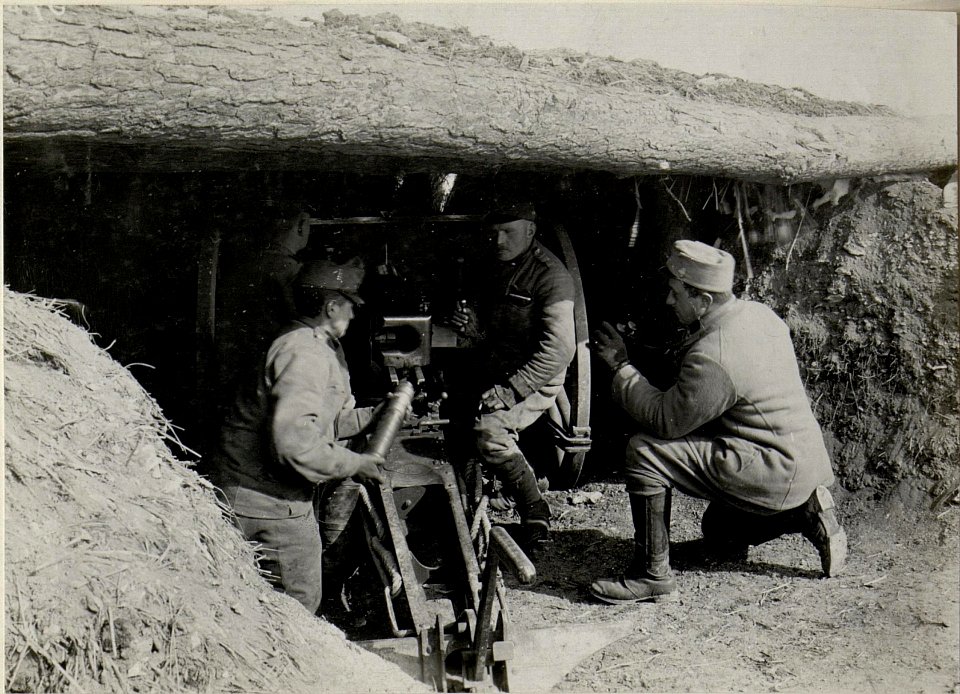 Eingebaute Feldkanone schussbereit in der Gefechsstellung desI.R.4, bei Ossova, (BildID 15539838)