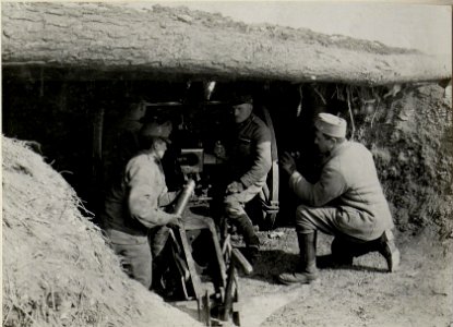 Eingebaute Feldkanone schussbereit in der Gefechsstellung desI.R.4, bei Ossova, (BildID 15539838)