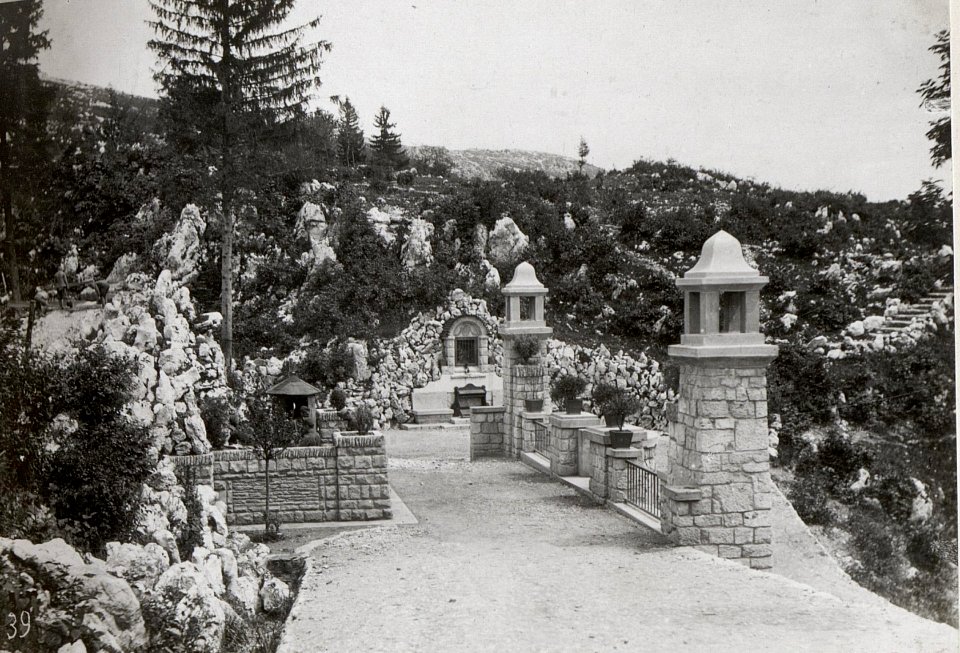 Eingang einer Feldkapelle im Ternovanerwalde. 2.9.17. (BildID 15601877)