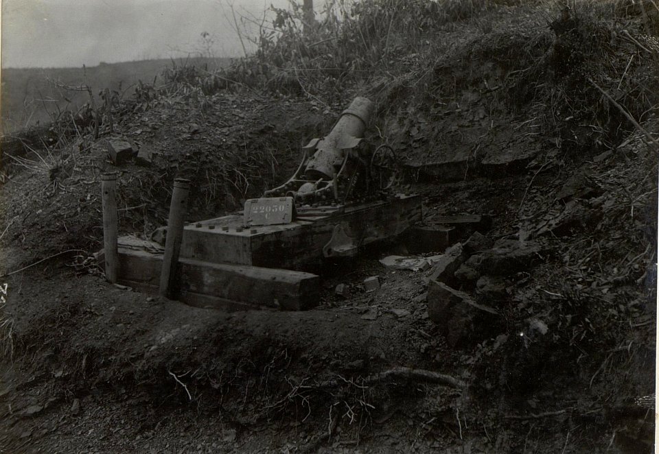 Eingebauter itl.15cm Mörser in Feuerstellung. Podgorahöhe. (Anfang April 1918.) (BildID 15664495)