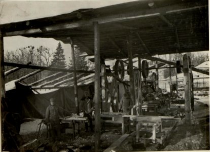 Eine vom 9. Korpskommando errichtete Kreissäge. OSTROZEC. Aufgenommen am 4. Dezember 1915. (BildID 15540790)