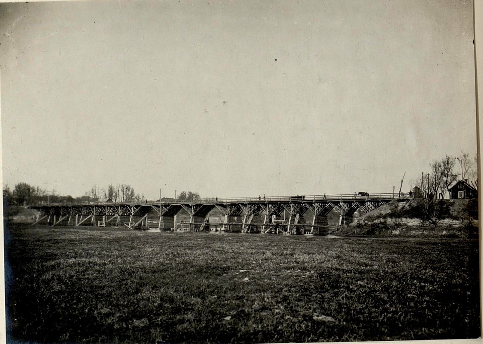 Eine von österr.und.Pionieren gebaute Hochwasserfreie Brücke über den Styr bei Luck. Aufgenommen am 24.XI.1915. (BildID 15540846)
