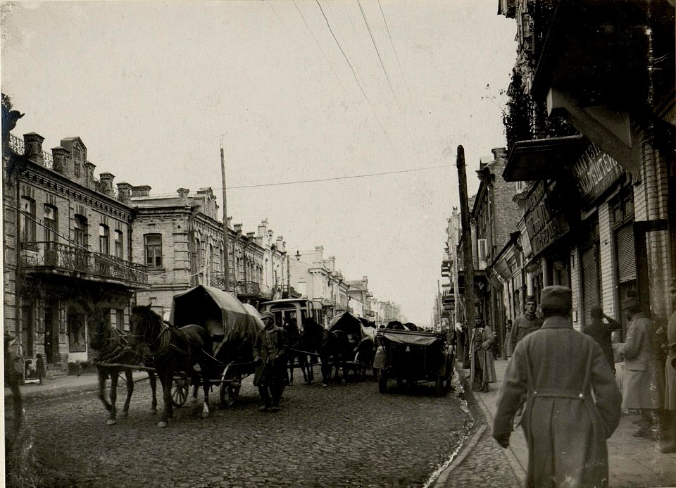 Eine österr.ung. Trainkolonne durchzieht die Hauptstrasse in Luck. Aufgenommen am 24. November 1915. (BildID 15540895)