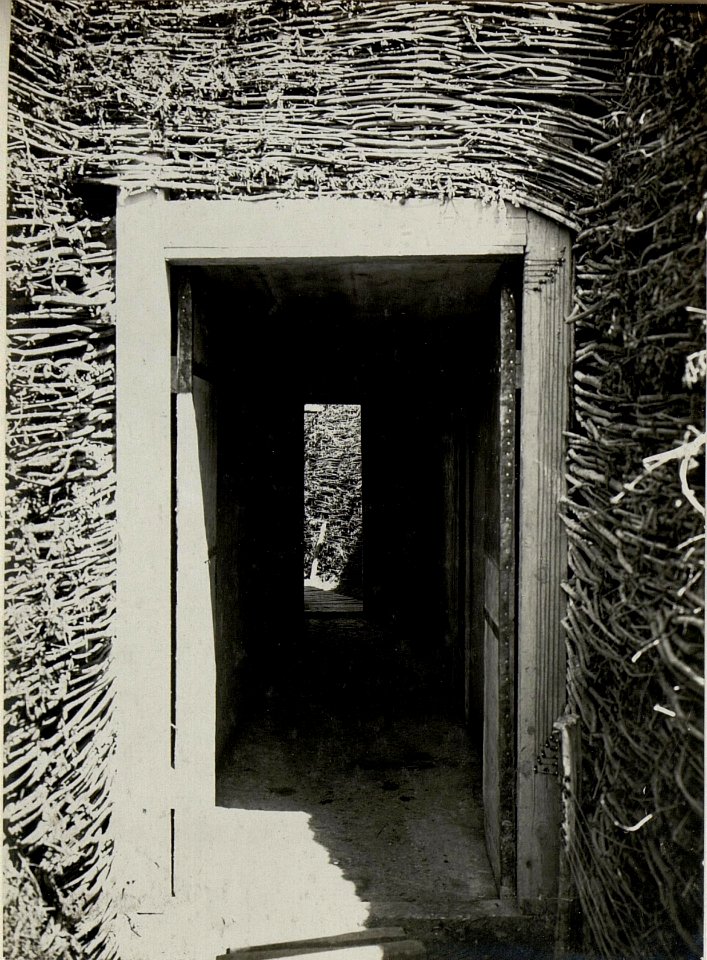 Eingang zu einem betonierten MG-Stand des ersten Bataillons des 35. Infanterieregimentes im Abschnitt Pokropivna, aufgenommen am 2. Juni 1916 (BildID 15541946)