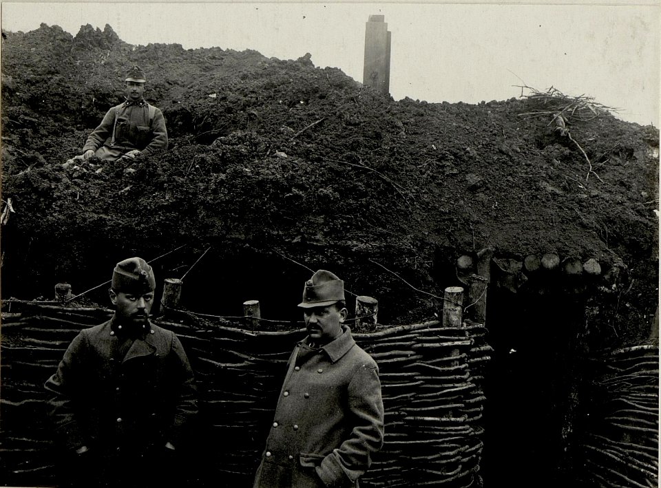 Einschlag einer russischen schweren Granate in die Zugskommandanten-Deckung. Aufgenommen am 26. III.1916. Inf.Rgt.Nro.78. (BildID 15536436)