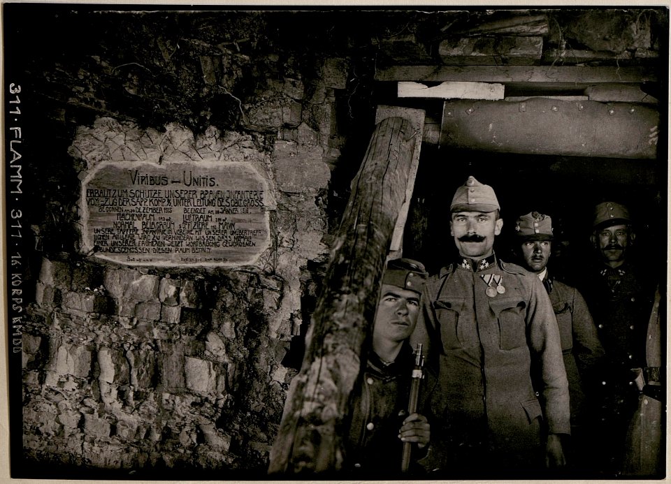 Eingang zur grossen Kompanie-Caverne am Kalvarienberg; Abschnitt Podgora, westlich Görz. (BildID 15732229)