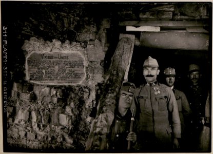 Eingang zur grossen Kompanie-Caverne am Kalvarienberg; Abschnitt Podgora, westlich Görz. (BildID 15732229)
