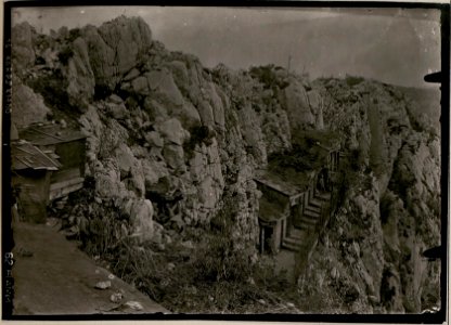 Eingebaute Mannschaftsunterstände am Felshange des Monte Sabotino, Cavernen (BildID 15732173)