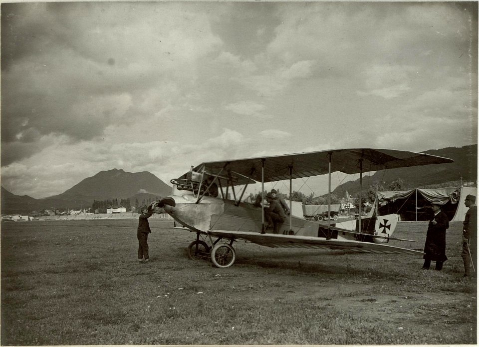 Einlaufen des Motors einer Flugmanschine. Standort, Flugplatz Villach. Aufgen.4.September 1915. (BildID 15461714)
