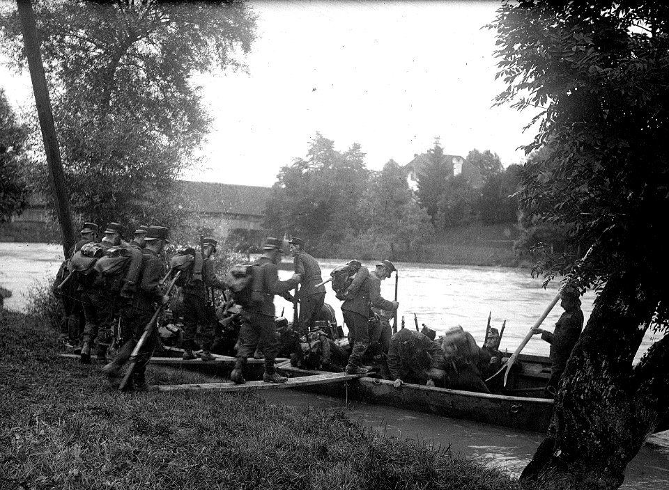 Einschiffen der Truppe über die Aare - CH-BAR - 3236410