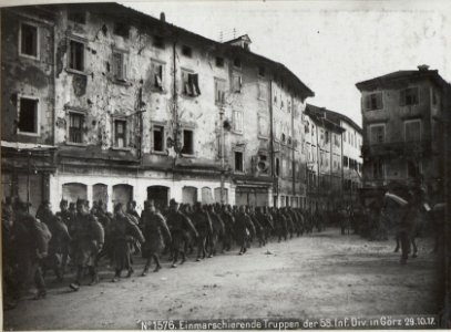Einmarschierende Truppen der 58.Inf.Div.in Görz 29.10.17. (BildID 15607459)