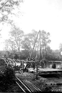 Einrammen von Pfählen zum Brückenbau - CH-BAR - 3236579