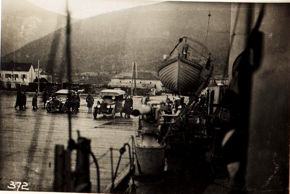 Einschiffung auf den Torpedobootzerstörer SCHARFSCHUETZE in Theodo (BildID 15572130)
