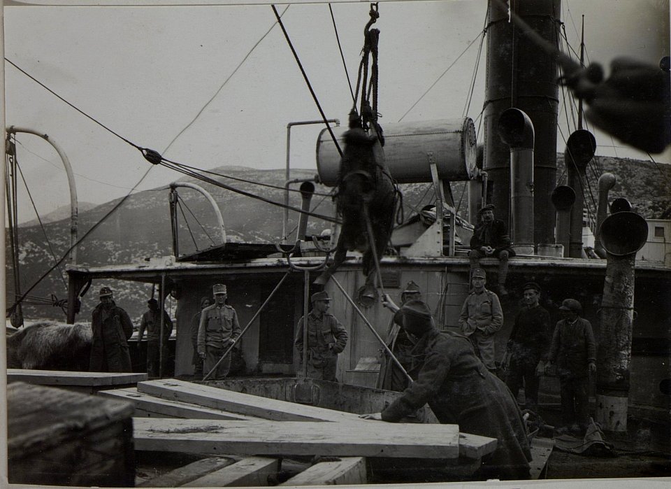 Einschiffung in Neum. März 1916. (BildID 15454475)