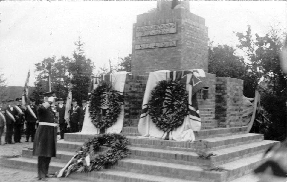 Einweihung Flanderndenkmal für die Gefallenen des Marinekorps Flandern 1914-1918 (Kiel 71.243)