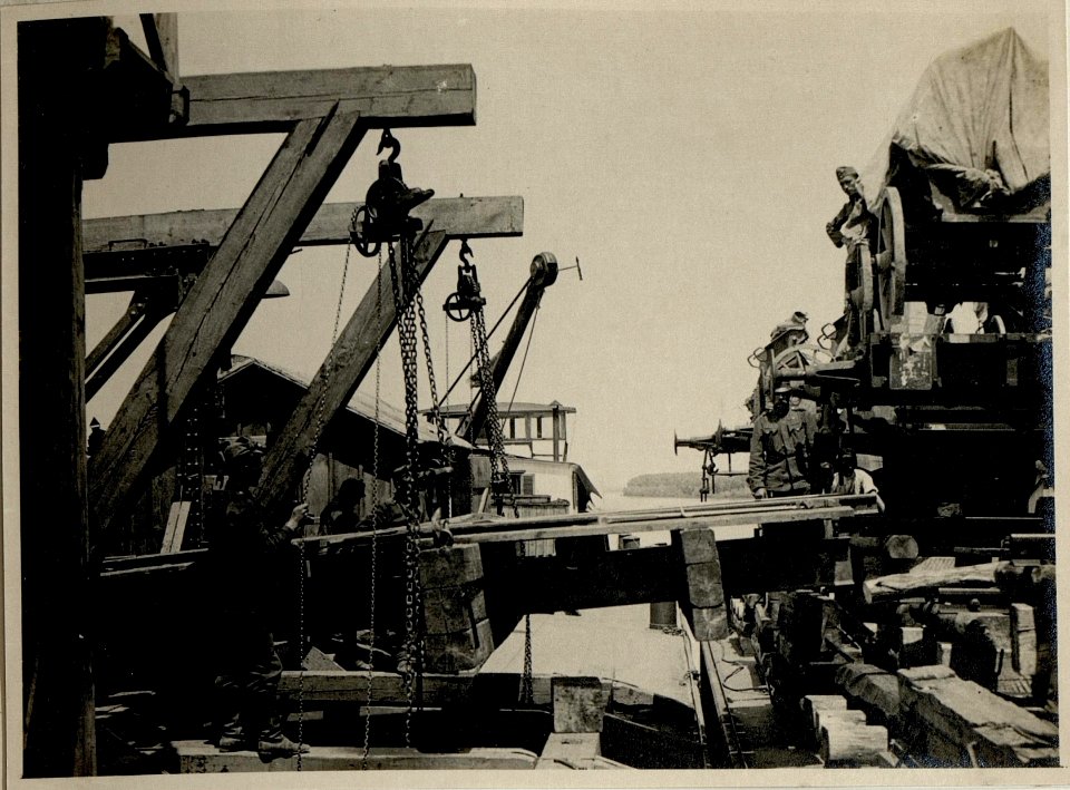 Einschiffen der Batterie auf das Trajekt in Giurgiu (Giurgin) (BildID 15545343)