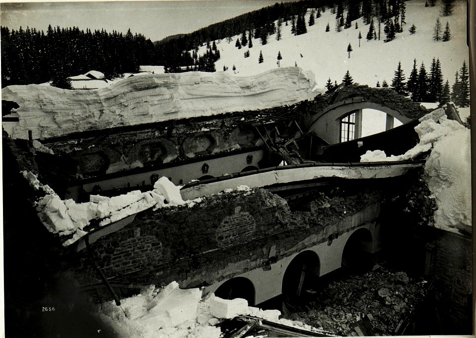 Einsturz des Karerseehotels durch Schneemassen. (BildID 15588777)
