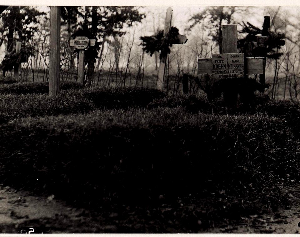 Einzelne Gräber am Militär-Friedhof bei der 2.Infanteriedivision (BildID 15709037)