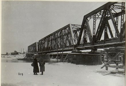 Eisenbahnbrücke im verschneiten Galizien (BildID 15681153)