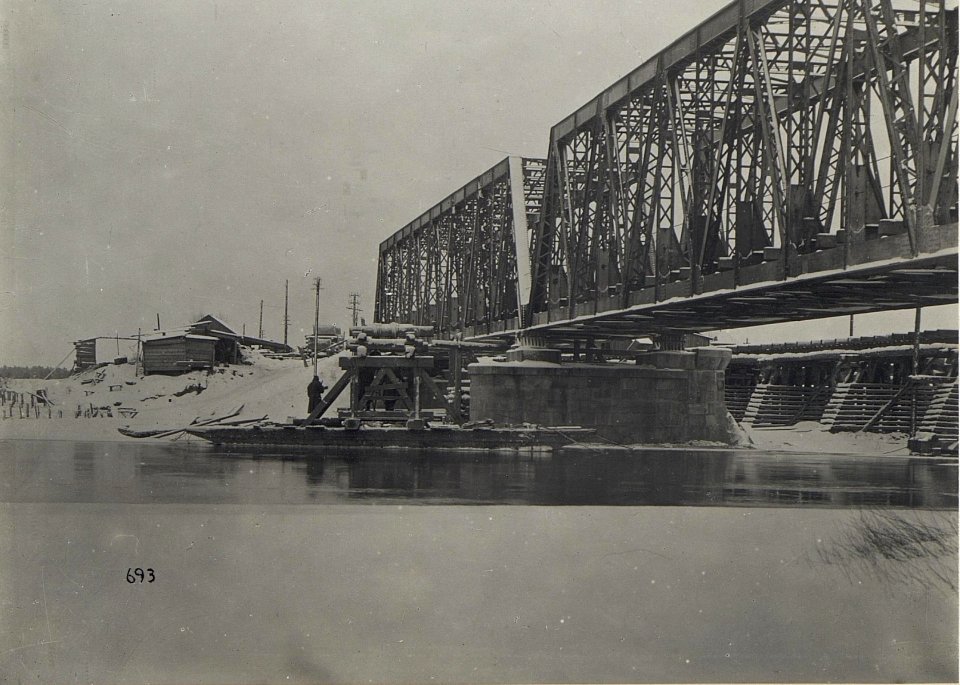 Eisenbahnbrücke im verschneiten Galizien (BildID 15681181)