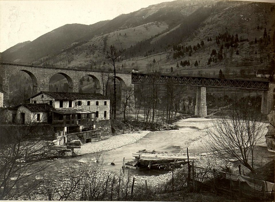 Eisenbahnbrücke über den Idriafluss oberhalb der Bazamündung. Standpunkt, Baza di Modreja. (BildID 15465971)