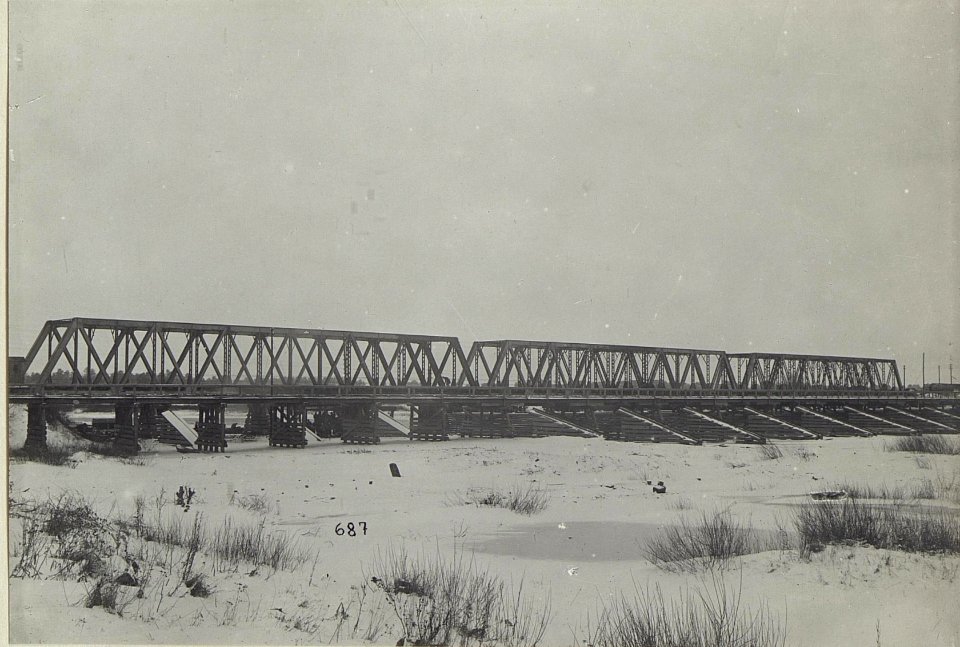 Eisenbahnbrücke im verschneiten Galizien (BildID 15681139)