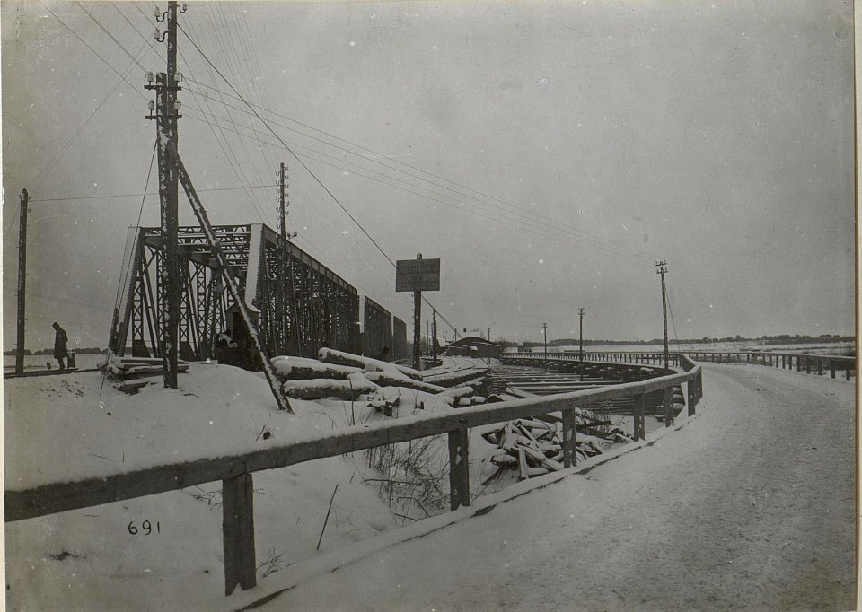 Eisenbahnbrücke im verschneiten Galizien (BildID 15681167)