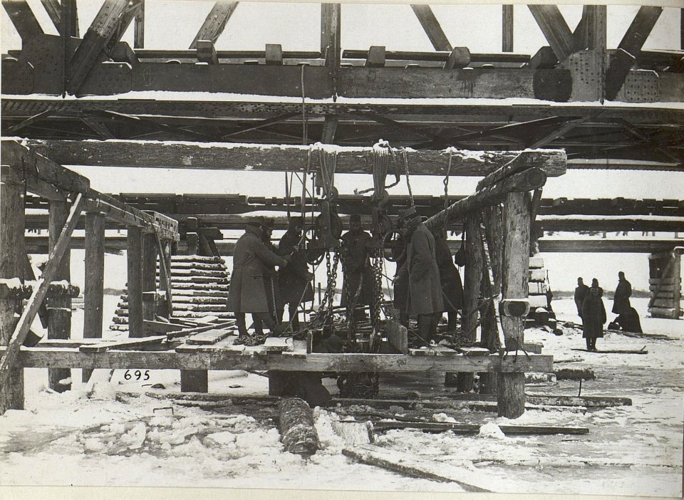 Eisenbahnbrücke im verschneiten Galizien (BildID 15681195)