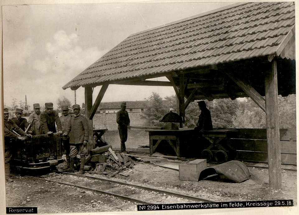 Eisenbahnwerkstätte im Felde, Kreissäge am 29.5.1918 (BildID 15618594)
