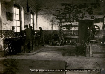 Eisenbahnwerkstätte im Felde, Schlosserei u. Giesserei 29.5.18. (BildID 15618552)