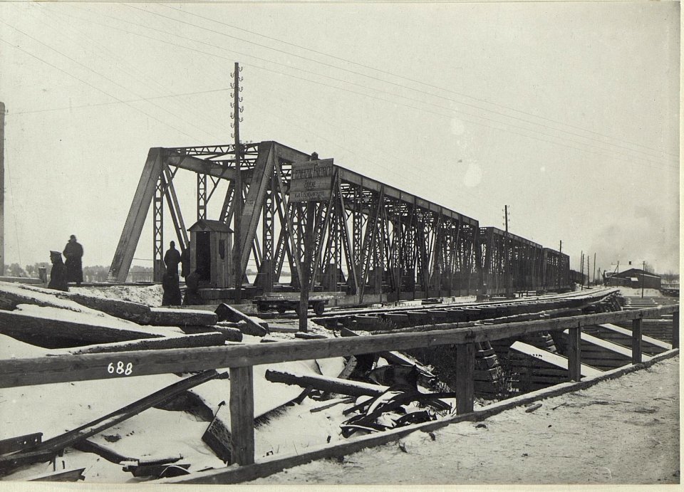Eisenbahnbrücke im verschneiten Galizien (BildID 15681146)