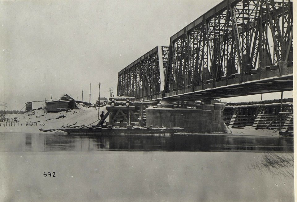 Eisenbahnbrücke im verschneiten Galizien (BildID 15681174)