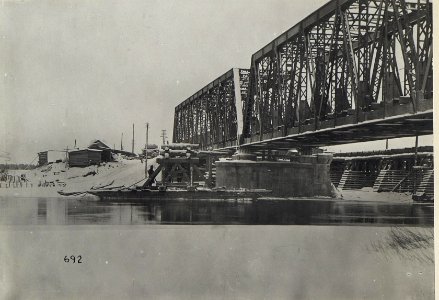Eisenbahnbrücke im verschneiten Galizien (BildID 15681174)