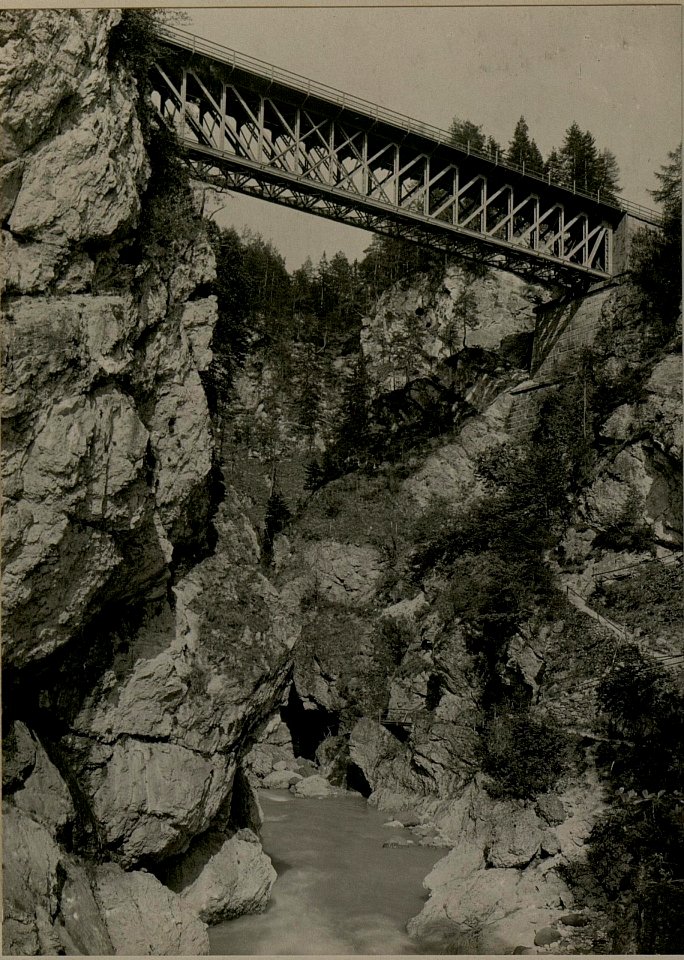 Eisenbahnbrücke über die Schlitza-Schlucht bei Tarvis, aufgenommen am 16. Mai 1916 (BildID 15472793)