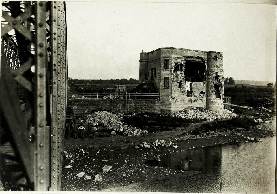 Eisenbahnwachhaus an der gesprengten Brücke bei Stryj. (Strecke Chodorow.) (BildID 15430729)