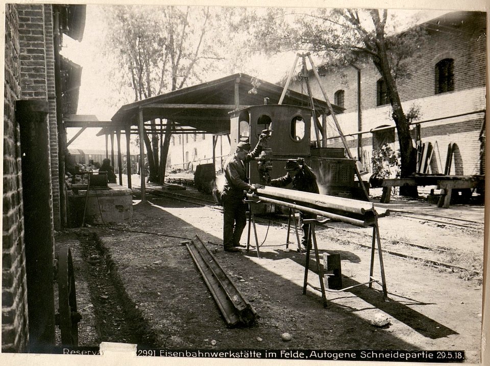 Eisenbahnwerkstätte im Felde, Autogene Schneidepartie am 29.5.1918 (BildID 15618573)