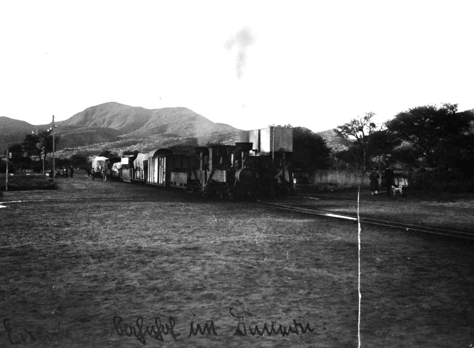 Eisenbahnbahnhof im Innern von D.-S.-W.-Afrika (heute Namibia)