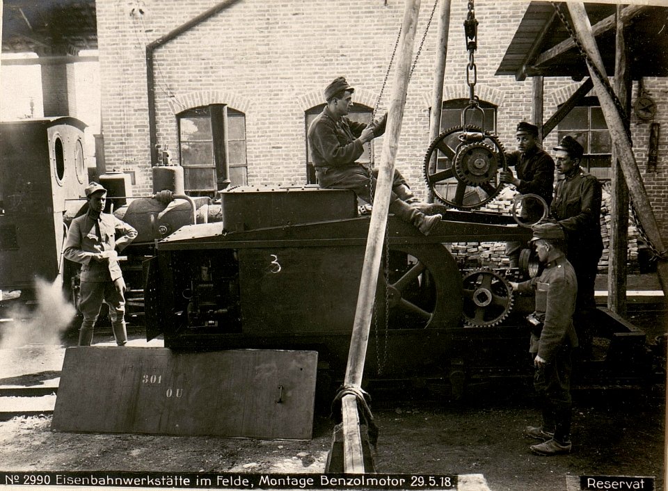 Eisenbahnwerkstätte im Felde, Montage Benzolmotor 29.5.1918 (BildID 15618566)