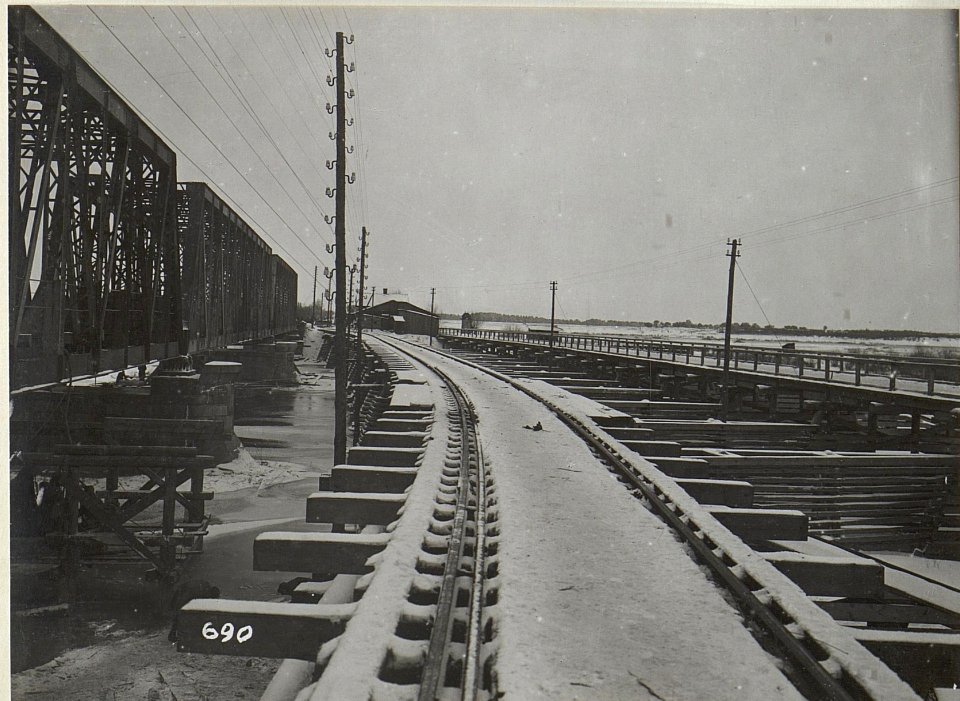 Eisenbahnbrücke im verschneiten Galizien (BildID 15681160)
