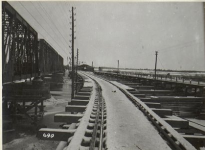 Eisenbahnbrücke im verschneiten Galizien (BildID 15681160)
