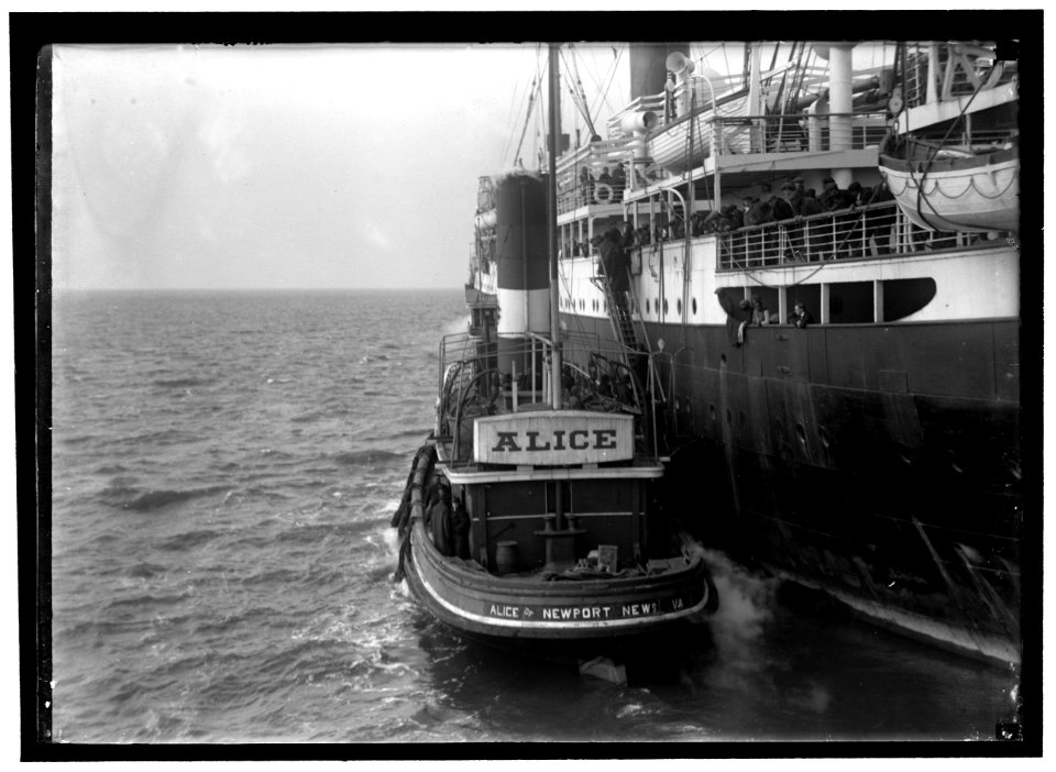 EITEL FRIEDRICH, UNITED STATES NAVY. GERMAN SHIP TAKEN OVER BY U.S. CROWDED WITH CREWS OF CAPTURED SHIPS LCCN2016866612