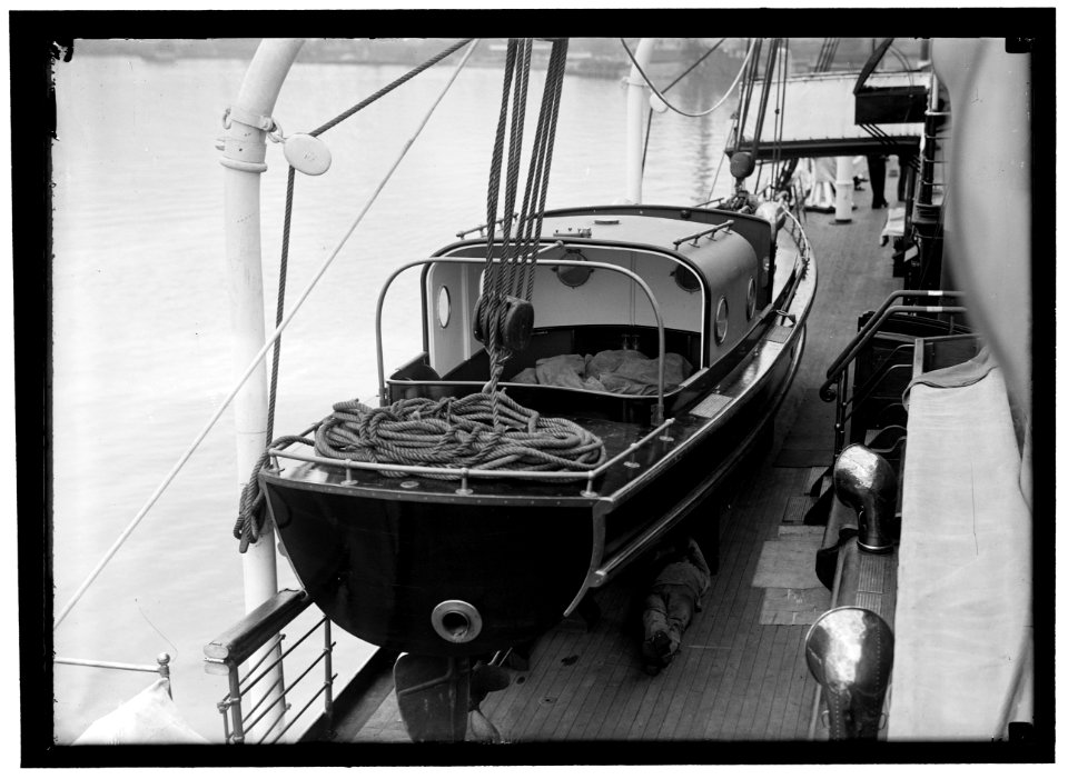 EITEL FRIEDRICH. UNITED STATES NAVY. GERMAN SHIP TAKEN OVER BY U.S. CROWDED WITH CREWS OF CAPTURED SHIPS LCCN2016866770