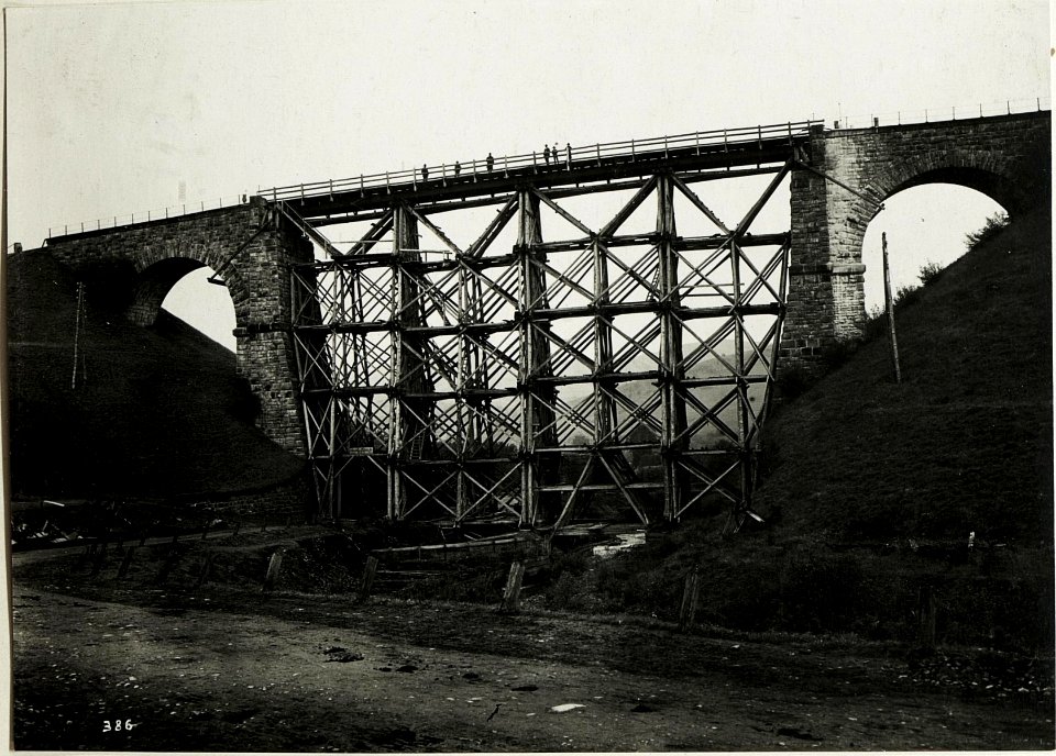 Eisenbahnviadukt bei Zugo in den Karpathen (BildID 15432385)