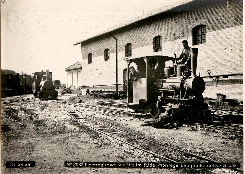 Eisenbahnwerkstätte im Felde, Montage Dampflokomotive am 29.5.1918 (BildID 15618545)