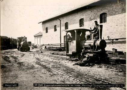 Eisenbahnwerkstätte im Felde, Montage Dampflokomotive am 29.5.1918 (BildID 15618545)