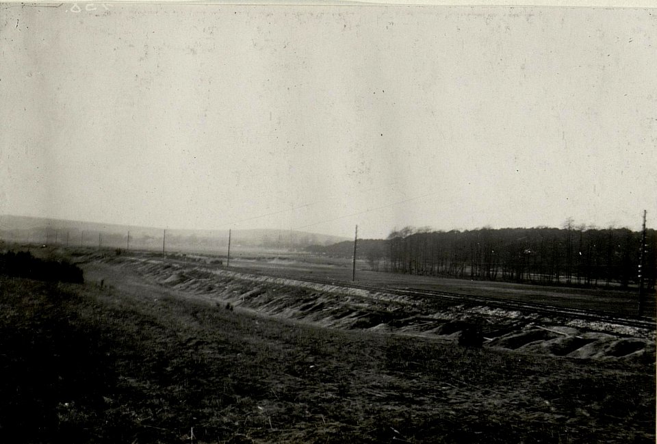 Eisenbahnstrecke Olkasz Wolbram mit westlichen Schützengräben auf der Bahnüberboschung südlich des Ortes Kalisz. (BildID 15538921)