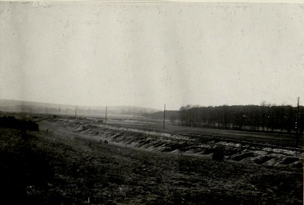 Eisenbahnstrecke Olkasz Wolbram mit westlichen Schützengräben auf der Bahnüberboschung südlich des Ortes Kalisz. (BildID 15538921)